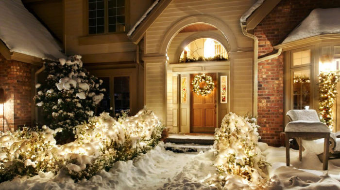 Create a Stunning Door with These Festive Holiday Décor Inspirations